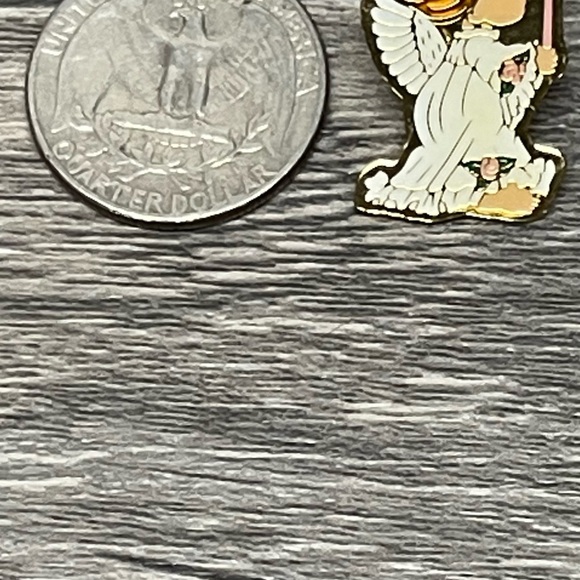 Vintage Angel Metal Holding Candle Child Baby Lapel Pin. EUC. - Picture 3 of 4